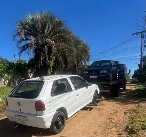 Atendimento de guincho em estrada de chão com dois carros Volkswagen em Viamão