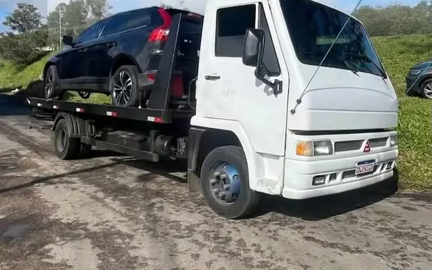 SUV preto sendo transportado no guincho plataforma da Na Hora Guinchos